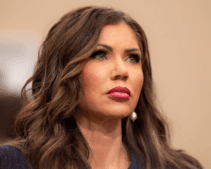 Kristi Noem’s Over-the-Top Lashes Are Stealing Attention – And Not in a Good Way